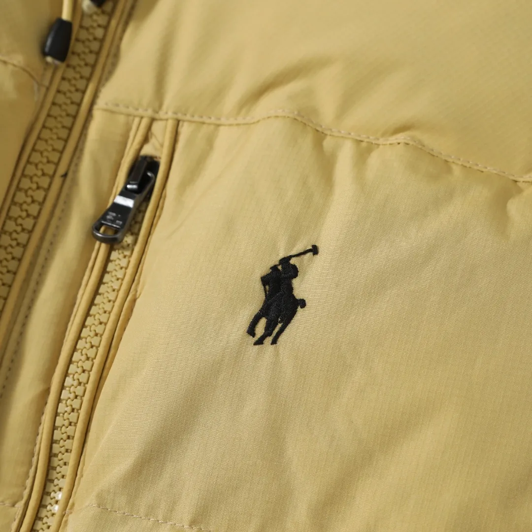P660 #R54 Ralph Lauren/Ralph Lauren hooded down jacket (top quality, feel free to compare), using imported Barudan embroidery machine, carefully crafted with thousands of needles electric embroidery technology. Imported No. 7 needles and special embroidery thread ensure that every letter of the polo logo is full, three-dimensional and clear, creating the "most expensive embroidery logo" that can be called a work of art. Top-notch velvet core, luxurious warmth. Filled with national standard 80% high-quality white duck down, bringing excellent thermal insulation performance. At the same time, it is lightweight and can quickly regain its fluffiness after compression, bringing you a warm embrace without burden and resisting the harsh winter. Technical fabrics, no fear of wind and snow •Long-lasting fluffy and shape-retaining: High-quality filling ensures that the down jacket is not easy to stiffen and keeps you warm for a long time. •Strict anti-velvet technology: Using 400T gall fabric with pinhole retraction technology, it fundamentally eliminates the phenomenon of velvet leakage and makes wearing more secure. •All-round protective experience: Windproof and waterproof matte fabric, combined with an adjustable hem with a built-in drawstring buckle, can effectively lock in temperature and cold, and cope with changeable weather. Perfect details, creating a classic •Original electroplated YK zipper, smooth and durable, with brand texture highlighted in every detail. •Detachable hood design, one garment can be worn multiple times to meet different occasions and outfit needs. •Original hangtag and washed label, quality guaranteed. Five colors come together for couples to enjoy together: black is cool, beige is gentle, navy is calm, khaki is retro, and green is fresh. Available in five colors, the same style for men and women, it can be worn perfectly as a couple's outfit or a personalized item, becoming an indispensable fashion equipment on the streets in winter. Color: black, khaki, navy blue, army green, beige Size: S M L 66 67
